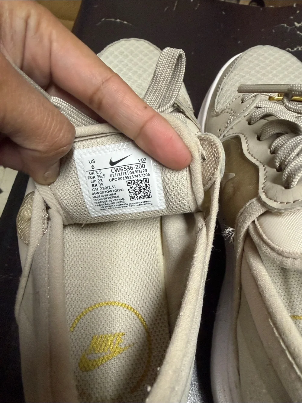 Nike Kids Low-Top Sneakers in Cream and White